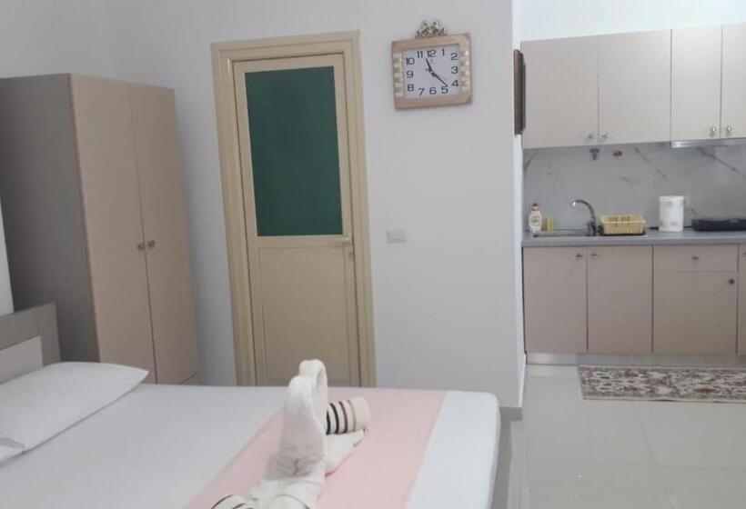 Studio Standard, Vila Juna