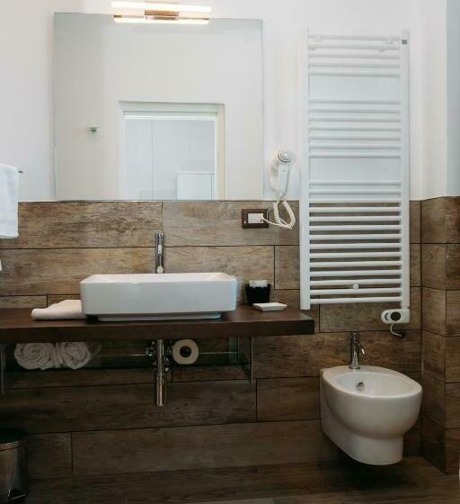 اتاق لوکس با بالکن و چشم‌انداز دریا, B&b Villa Belvedere