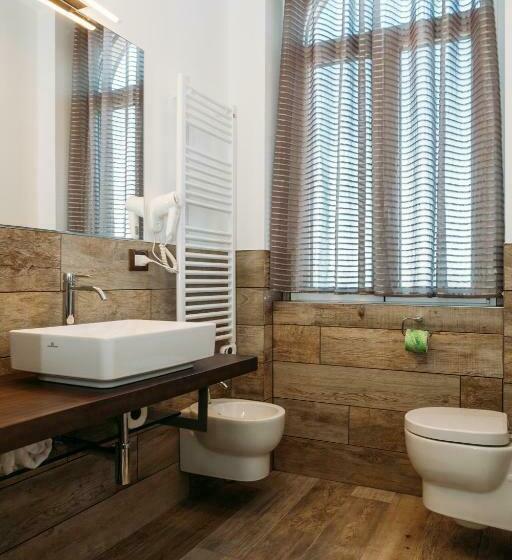 اتاق لوکس با بالکن و چشم‌انداز دریا, B&b Villa Belvedere