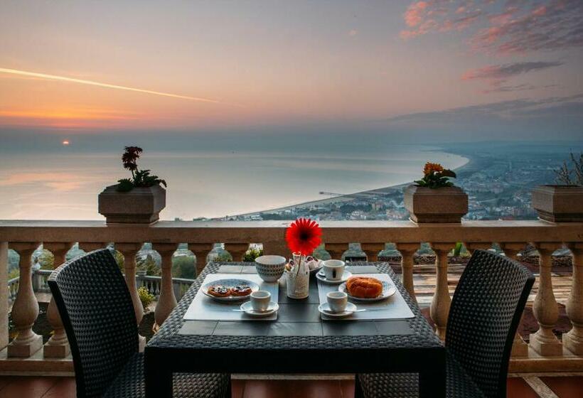 اتاق لوکس با بالکن و چشم‌انداز دریا, B&b Villa Belvedere