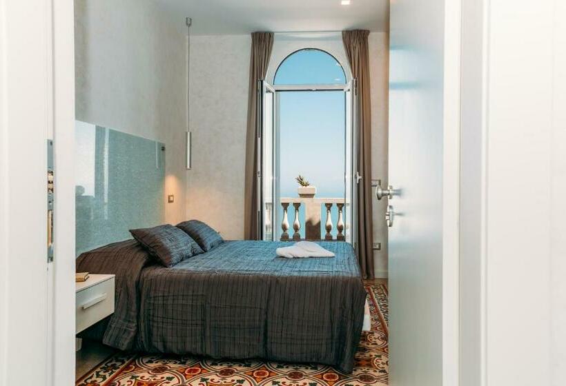 اتاق لوکس با بالکن و چشم‌انداز دریا, B&b Villa Belvedere