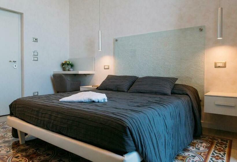 اتاق لوکس با بالکن و چشم‌انداز دریا, B&b Villa Belvedere