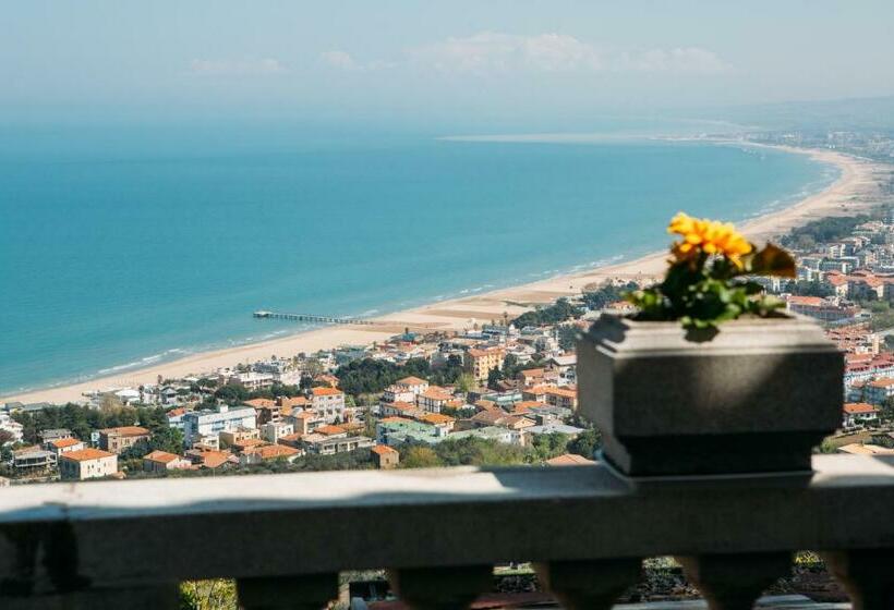 اتاق لوکس با بالکن و چشم‌انداز دریا, B&b Villa Belvedere