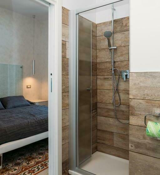 اتاق لوکس با بالکن و چشم‌انداز دریا, B&b Villa Belvedere