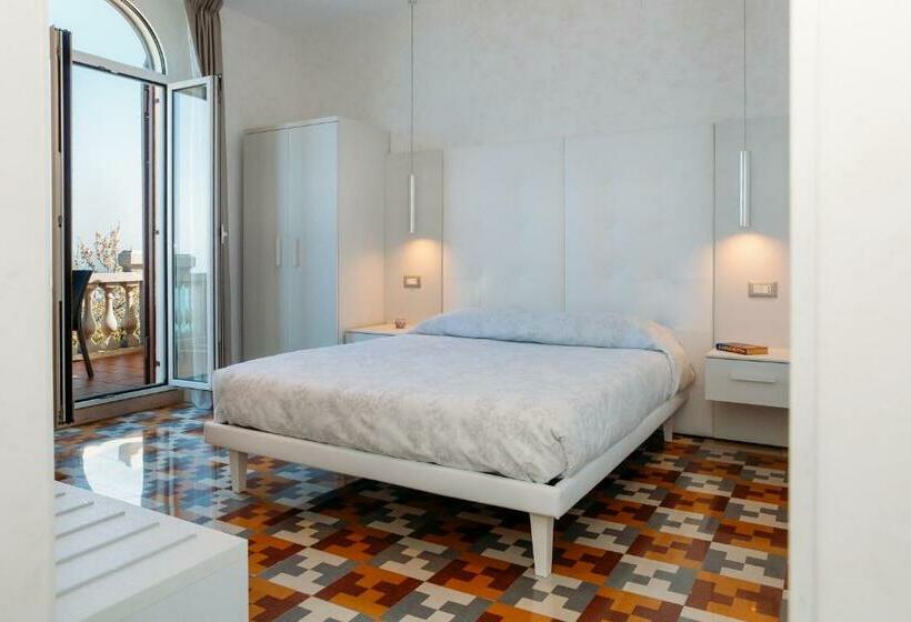 اتاق لوکس با بالکن و چشم‌انداز دریا, B&b Villa Belvedere