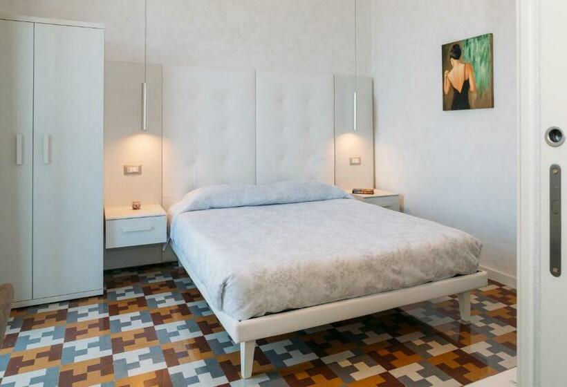 اتاق لوکس با بالکن و چشم‌انداز دریا, B&b Villa Belvedere