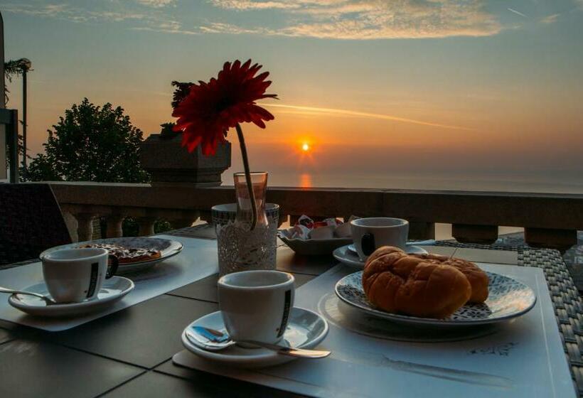 اتاق لوکس با چشم‌انداز دریا, B&b Villa Belvedere