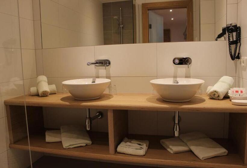 شقة غرفتين, Pension Michael