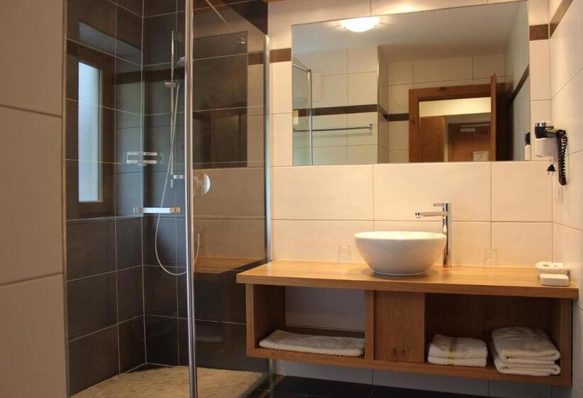 شقة غرفة واحدة, Pension Michael