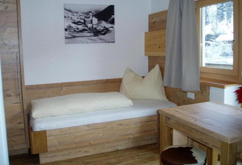 غرفة قياسية رباعية مزودة بشُرفة, Pension Michael