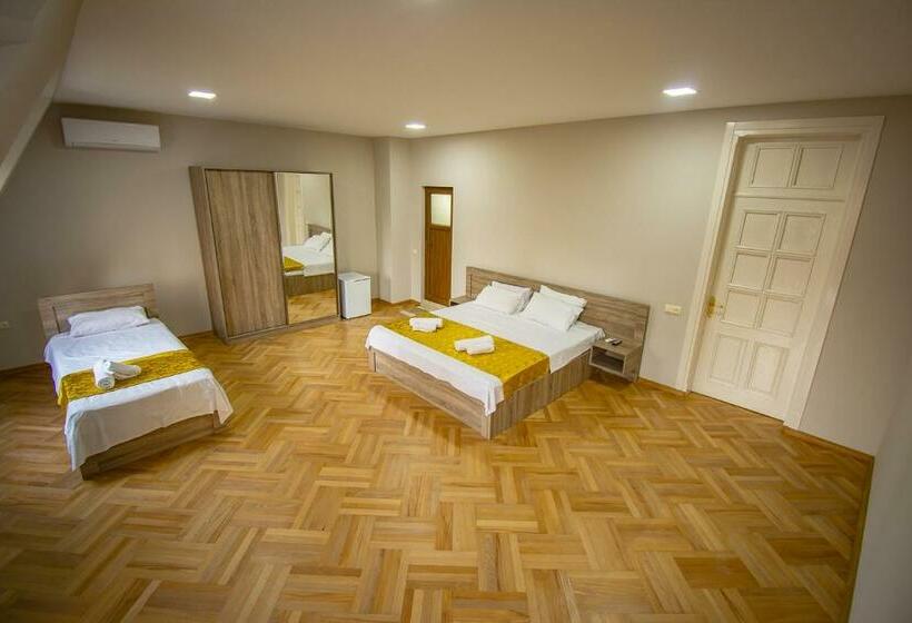 سوییت خانوادگی, Nana's Guesthouse