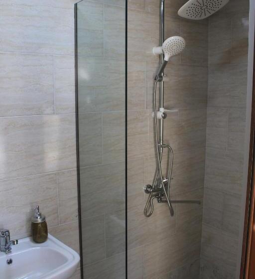 اتاق استاندارد با تخت بزرگ, Noa Kazbegi