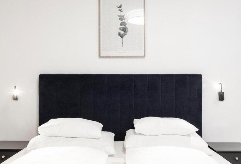 스탠다드 발코니 스튜디오, Michael Am Waal