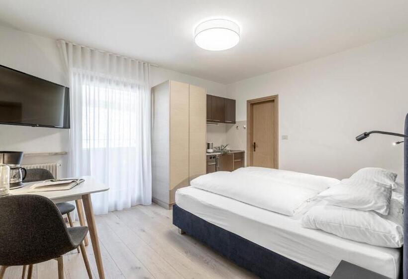 스탠다드 발코니 스튜디오, Michael Am Waal