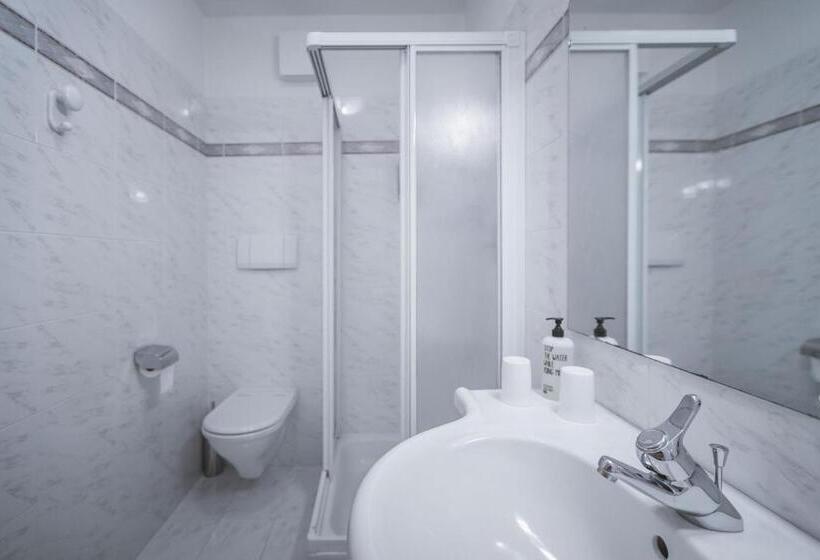 스탠다드 테라스 룸, Michael Am Waal