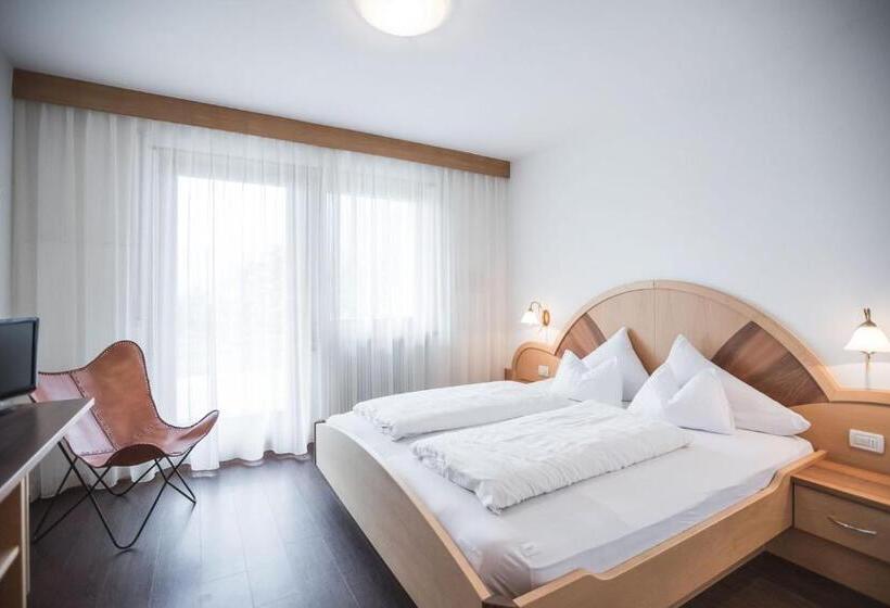 스탠다드 테라스 룸, Michael Am Waal