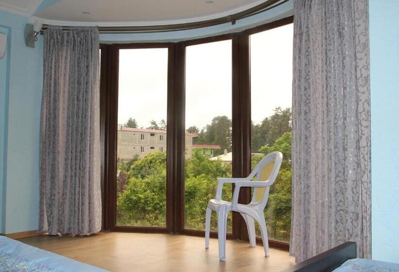 اتاق استاندارد سه تخته با بالکن, Guest House Kobuleti