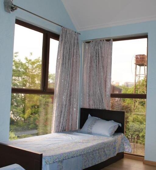 اتاق استاندارد سه تخته با بالکن, Guest House Kobuleti
