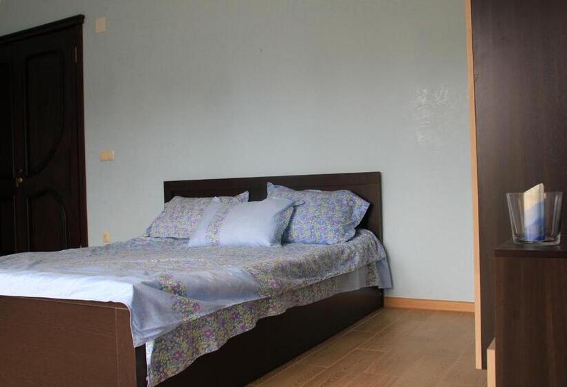 اتاق استاندارد سه تخته با بالکن, Guest House Kobuleti