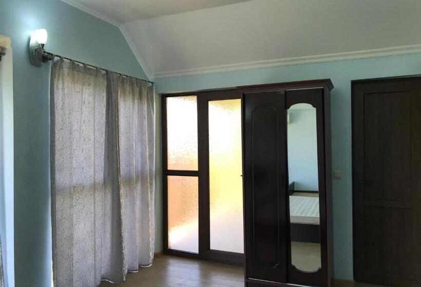 اتاق استاندارد سه تخته با بالکن, Guest House Kobuleti