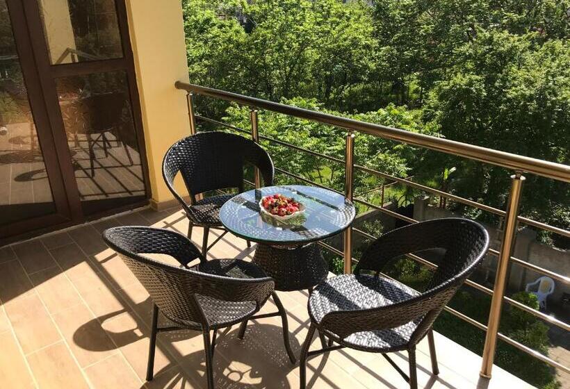 اتاق استاندارد سه تخته با بالکن, Guest House Kobuleti