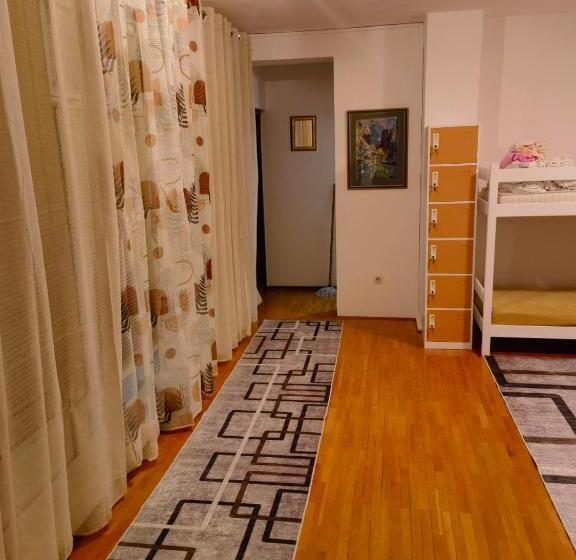 تختخواب در اتاق مشترک, Lovely Bosnian Home