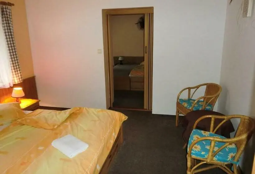 Standard Neljän Hengen Huone, Pension Hela