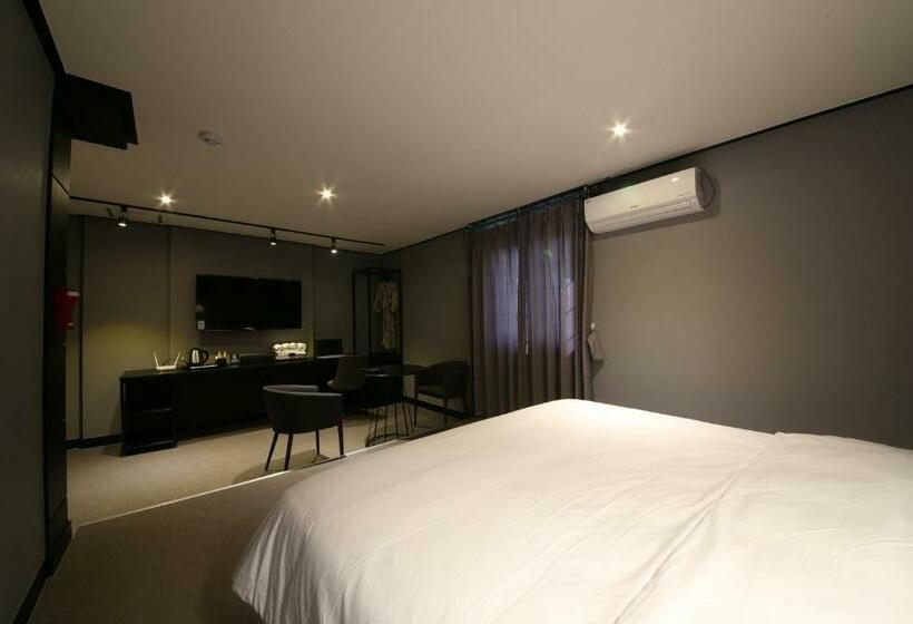 اتاق لوکس, Gupo Station Almond