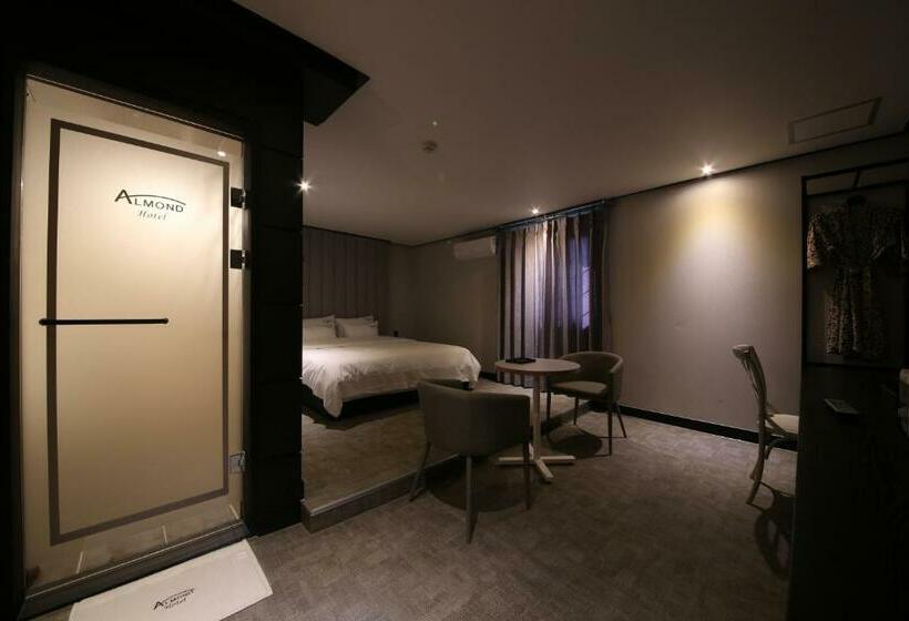 デラックスルーム, Gupo Station Almond