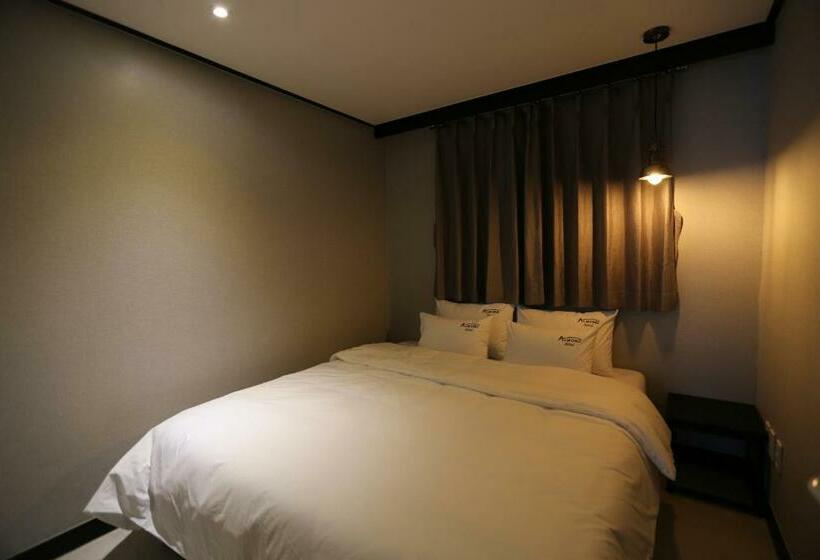 سوییت خانوادگی, Gupo Station Almond