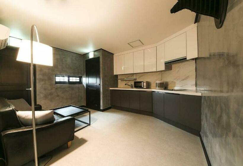 سوییت خانوادگی, Gupo Station Almond