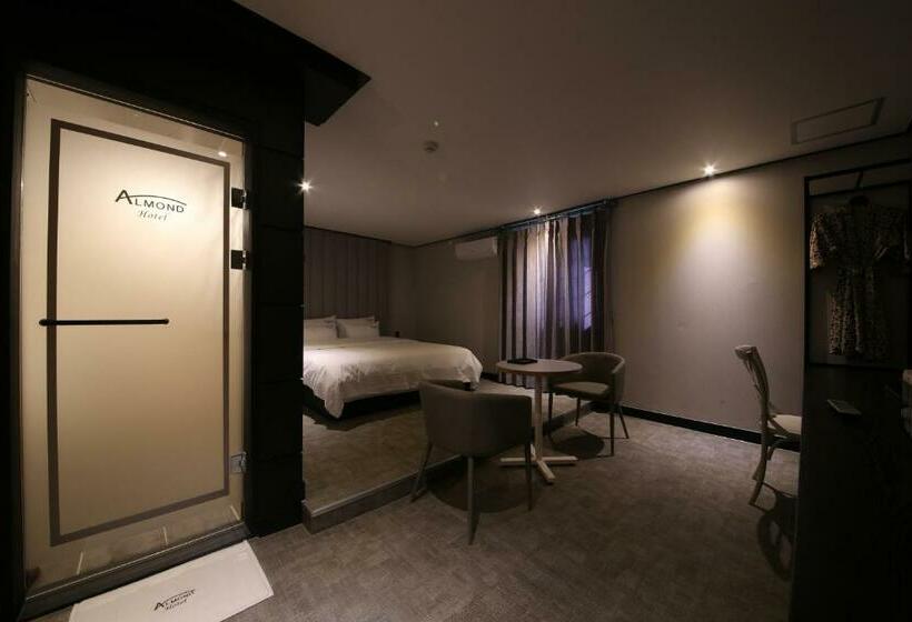 اتاق لوکس, Gupo Station Almond