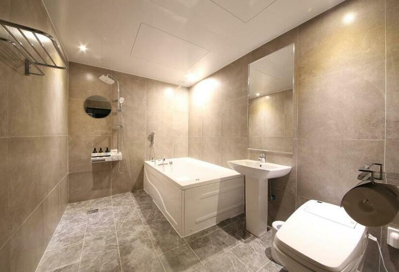 اتاق لوکس, Gupo Station Almond