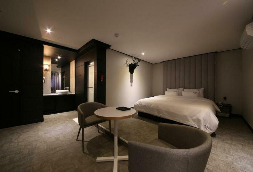 اتاق لوکس, Gupo Station Almond