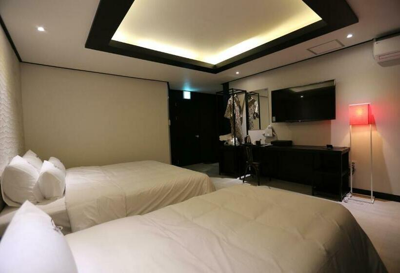 سوییت خانوادگی, Gupo Station Almond