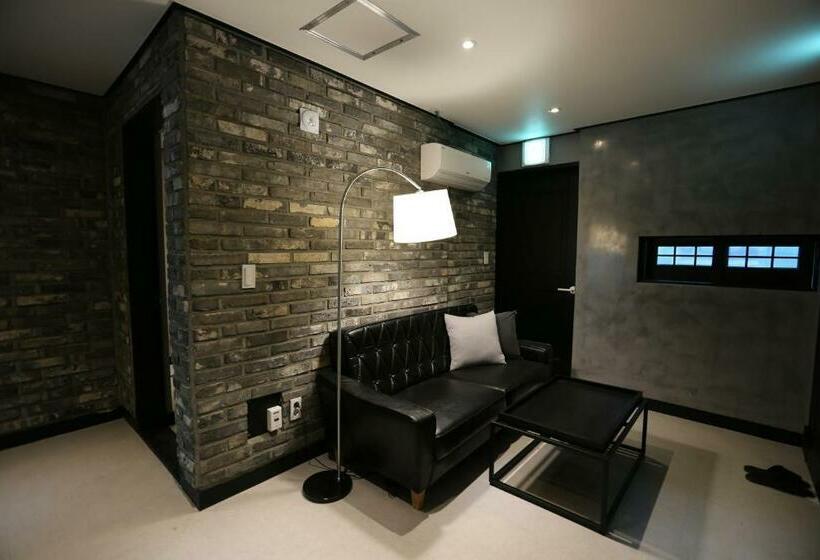 سوییت خانوادگی, Gupo Station Almond