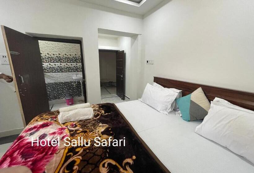 이코노미 룸, Sallu Safari