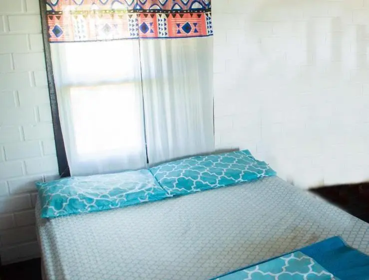 بانگلوی استاندارد, Praia Do Rosa Hostel