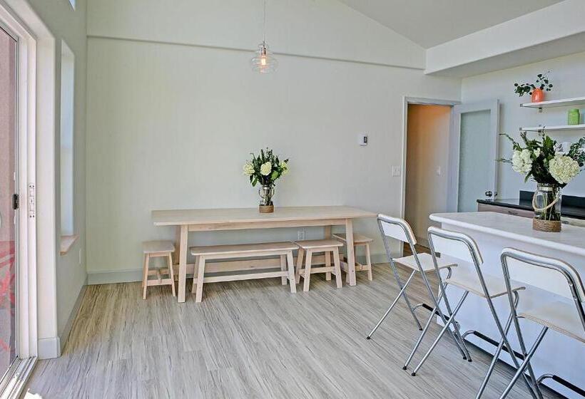 Люкс, The Vue B&b