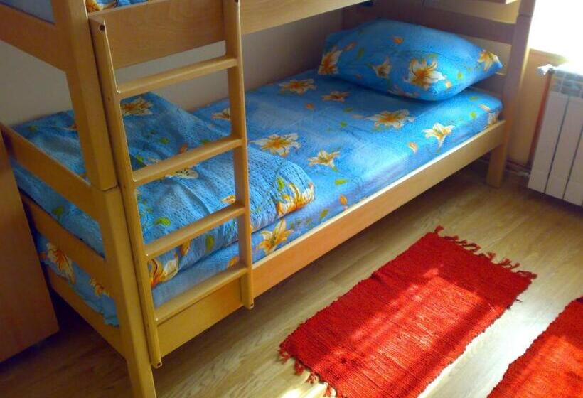 اتاق استاندارد سه تخته با سرویس بهداشتی مشترک, Hostel M