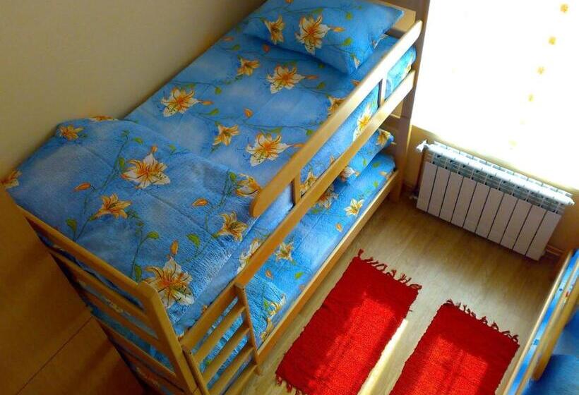 اتاق استاندارد سه تخته با سرویس بهداشتی مشترک, Hostel M