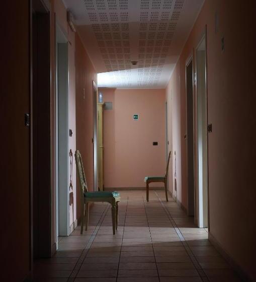 غرفة قياسية فردية, Caprice