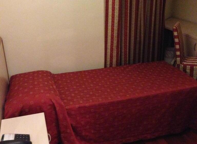 غرفة قياسية فردية, Caprice