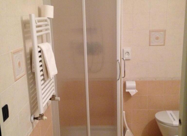 غرفة قياسية فردية, Caprice