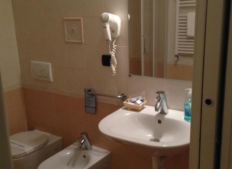 غرفة قياسية فردية, Caprice