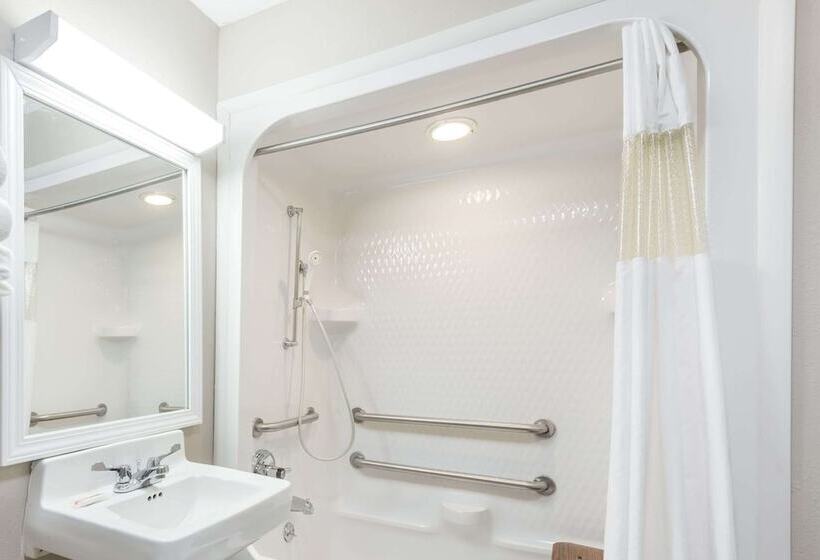 장애인을 위한 스탠다드 룸, Baymont By Wyndham Cambridge