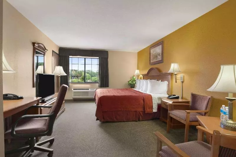 キングサイズベッドのスタンダードルーム, Days Inn & Suites By Wyndham San Antonio North/stone Oak
