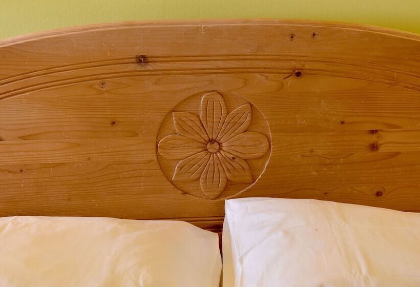 חדר דלוקס, De Ville