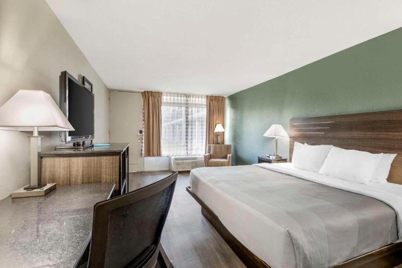 חדר סטנדרט עם מיטת קינג, Quality Inn & Suites