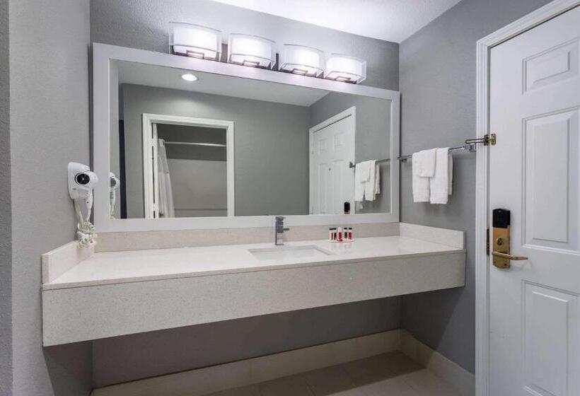 חדר סטנדרט עם מיטת קינג, Ramada By Wyndham Sellersburg/louisville North